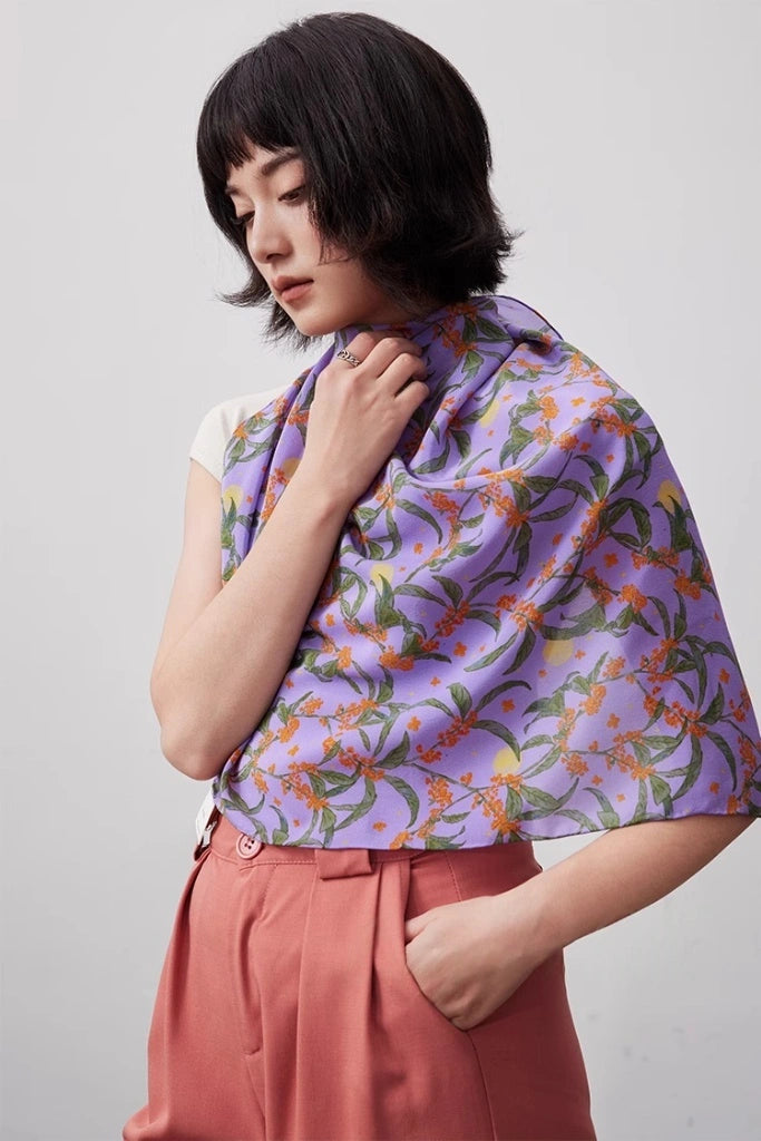 The model wore a purple osmanthus silk square scarf as a shawl, showcasing its elegance and versatility.
