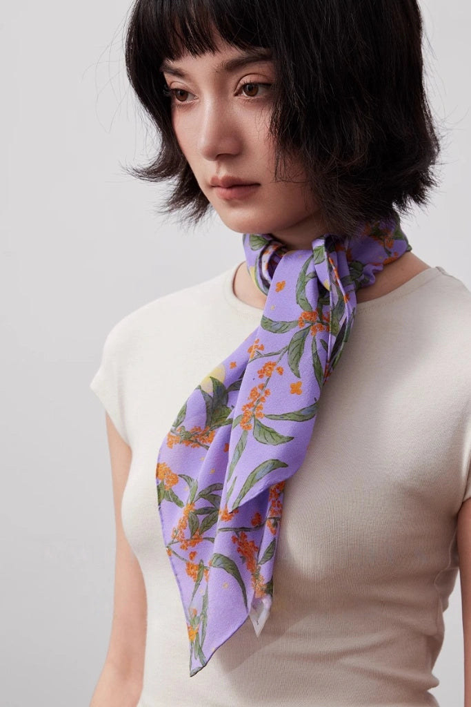 The model wore a purple osmanthus silk square scarf as a neck scarf, showcasing its elegance and versatility.
