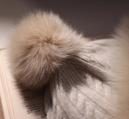 Cashmere Knit Hat with Fox Fur Trim – Cream Beige Elegance OESLO