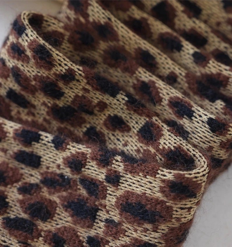 Leopard Knit Scarf – Classic Vintage Style in Coffee Brown & Pink