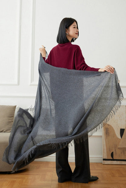 Cashmere Scarf, Modern Grey, 100% Cashmere, 150x140cm - Luxurious hand-held cashmere scarf design.